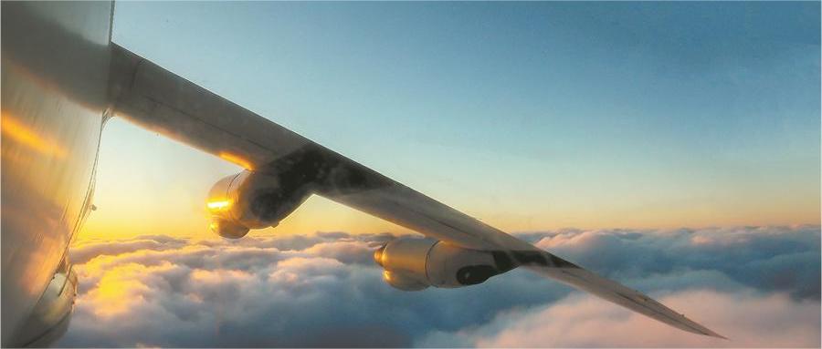 戰(zhàn)機穿越云海,飛赴訓練海空。.jpg 戰(zhàn)機穿越云海,飛赴訓練??铡?jpg